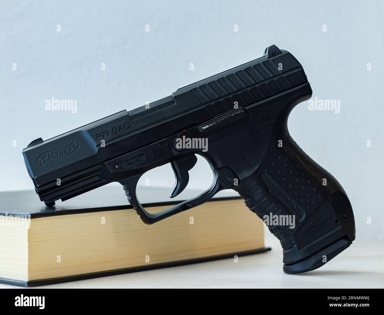 Airsoft gun, co2 cartridges and plastic pellets, semi automatic pistol