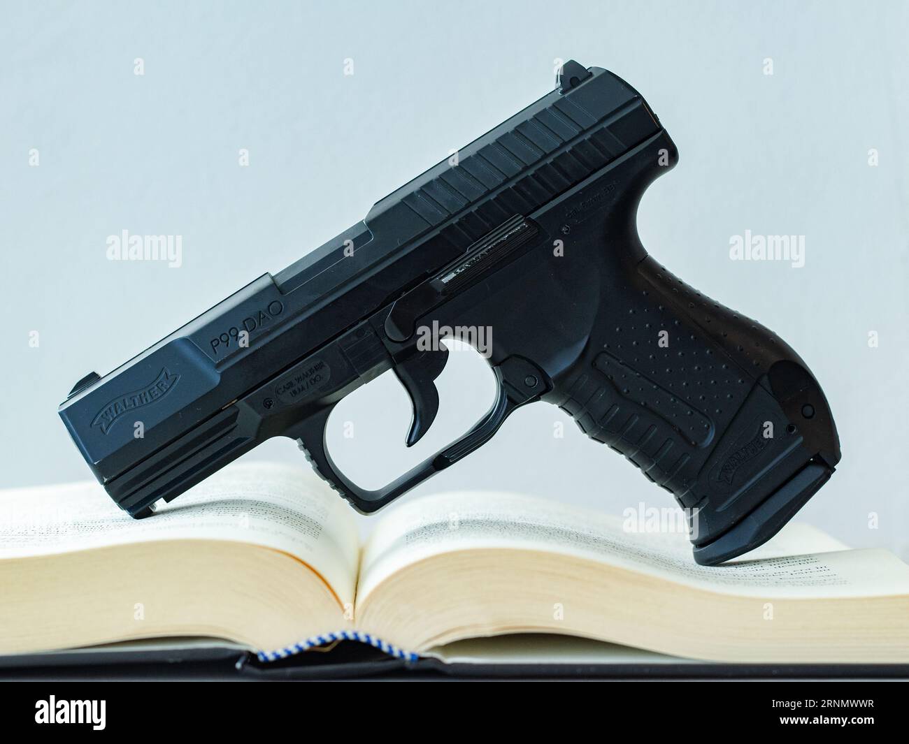 Airsoft gun, co2 cartridges and plastic pellets, semi automatic pistol