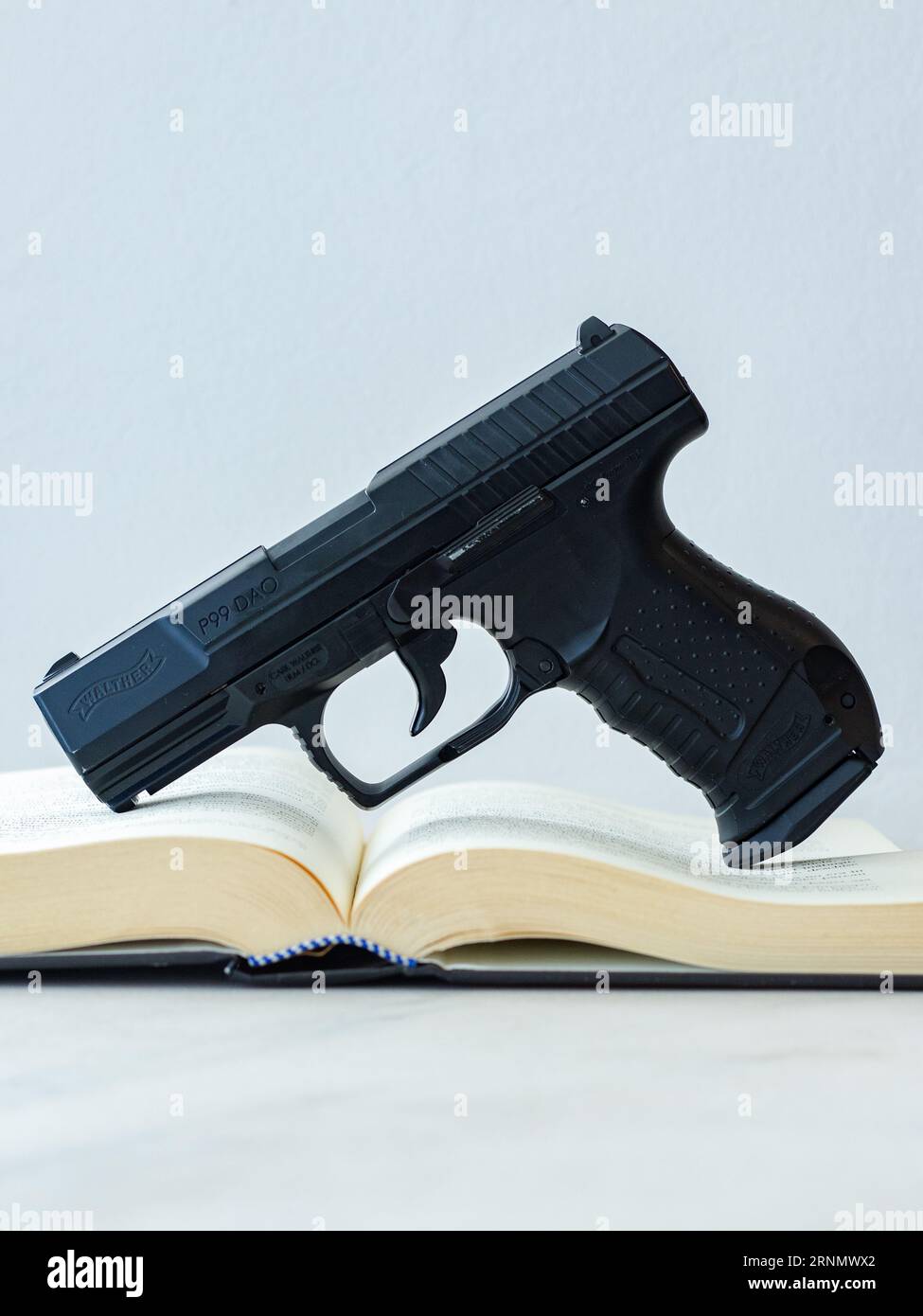 Airsoft gun, co2 cartridges and plastic pellets, semi automatic pistol