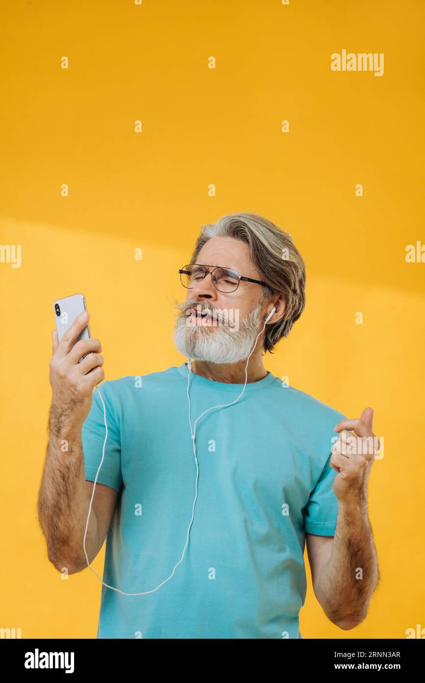 Old man grey beard glasses hi-res stock photography and images - Alamy