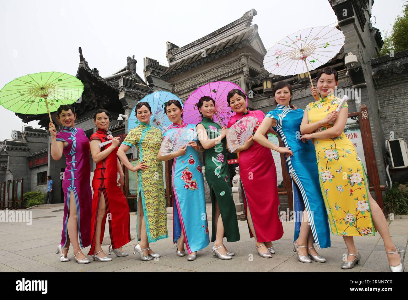 Chinese ladies dresses hi-res stock photography and images - Alamy