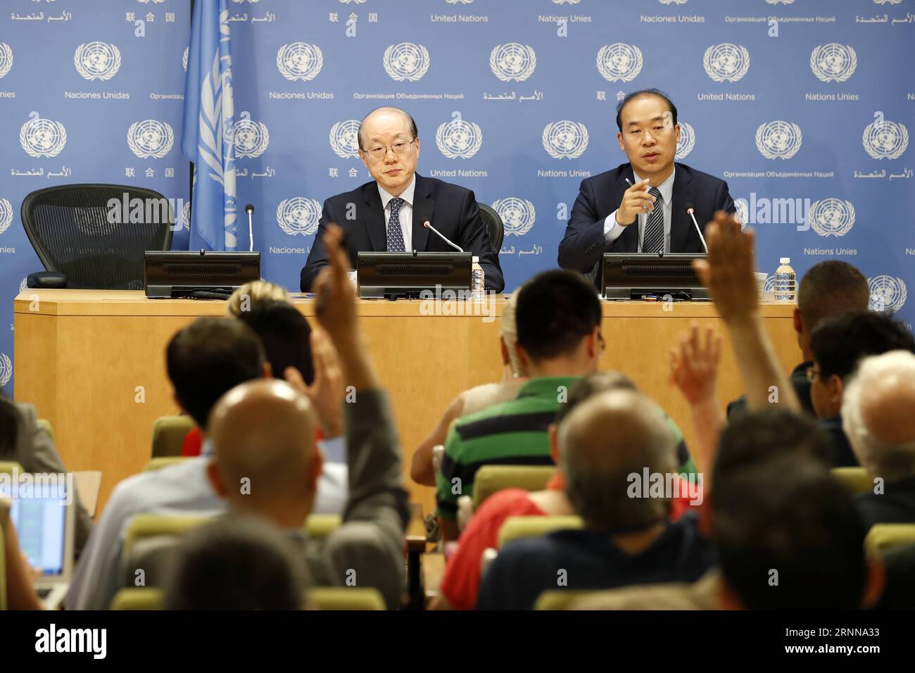 (170704) -- UNITED NATIONS, July 4, 2017 -- Liu Jieyi (L), China s permanent representative to the Unite Nations and UN Security Council president for July, attends a press conference at the UN headquarters, July 4, 2017. Ambassador Liu Jieyi of China, UN Security Council president for July, said on Monday that issues of Syria, Yemen, South Sudan, Colombia, Haiti and Cyprus will be on the agenda of the 15-nation council in July. )(gj) UN-SECURITY COUNCIL-LIU JIEYI-PRESS CONFERENCE LixMuzi PUBLICATIONxNOTxINxCHN   United Nations July 4 2017 Liu Jieyi l China S permanently Representative to The Stock Photo