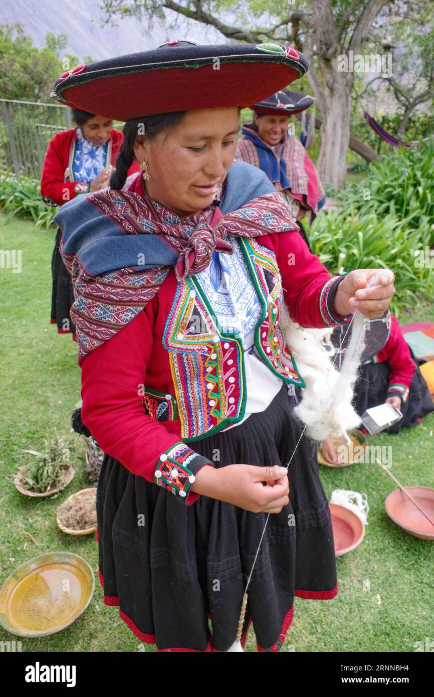 Chinchero weavers hi-res stock photography and images - Alamy