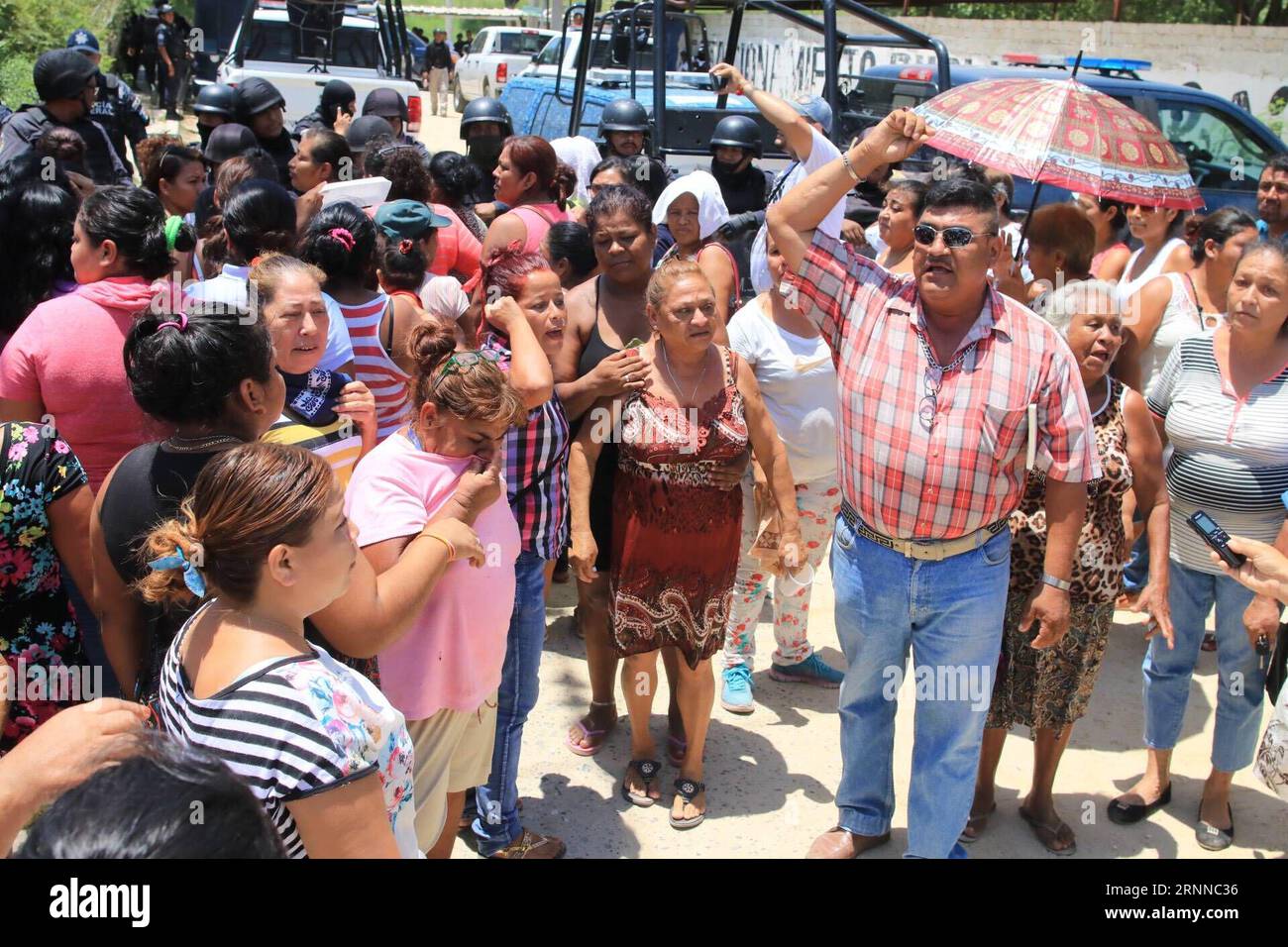 (170707) -- ACAPULCO, July 7, 2017 -- Relatives of prisoners gather outside the prison after a clash between inmates in Acapulco July 6, 2017. At least 28 people were killed in a prison riot on Thursday between suspected members of rival gangs in a prison in southern Mexican state of Guerrero, according to local authorities. David Guzman) (da) (fnc) (jmmn) MEXICO-ACAPULCO-PRISON RIOT e DAVIDxGUZMAN PUBLICATIONxNOTxINxCHN   Acapulco, Mexico July 7 2017 Relatives of Prisoners gather outside The Prison After a Clash between inmates in Acapulco, Mexico July 6 2017 AT least 28 Celebrities Were KILL Stock Photo
