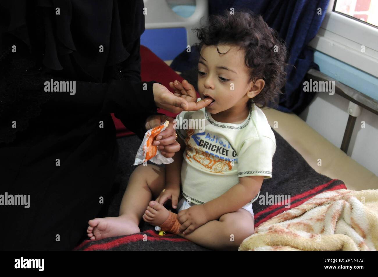 (170711) -- SANAA, July 11, 2017 -- A woman feeds her cholera-infected child at a hospital in Sanaa, Yemen, on July 11, 2017. Cholera disease has infected more than 300,000 people in war-torn Yemen since late April, the international Committee of the Red Cross (ICRC) said on Monday. ) YEMEN-SANAA-CHOLERA-OVER 300,000 PEOPLE MohammedxMohammed PUBLICATIONxNOTxINxCHN   Sanaa July 11 2017 a Woman feeds her Cholera infected Child AT a Hospital in Sanaa Yemen ON July 11 2017 Cholera Disease has infected More than 300 000 Celebrities in was Torn Yemen Since Late April The International Committee of T Stock Photo