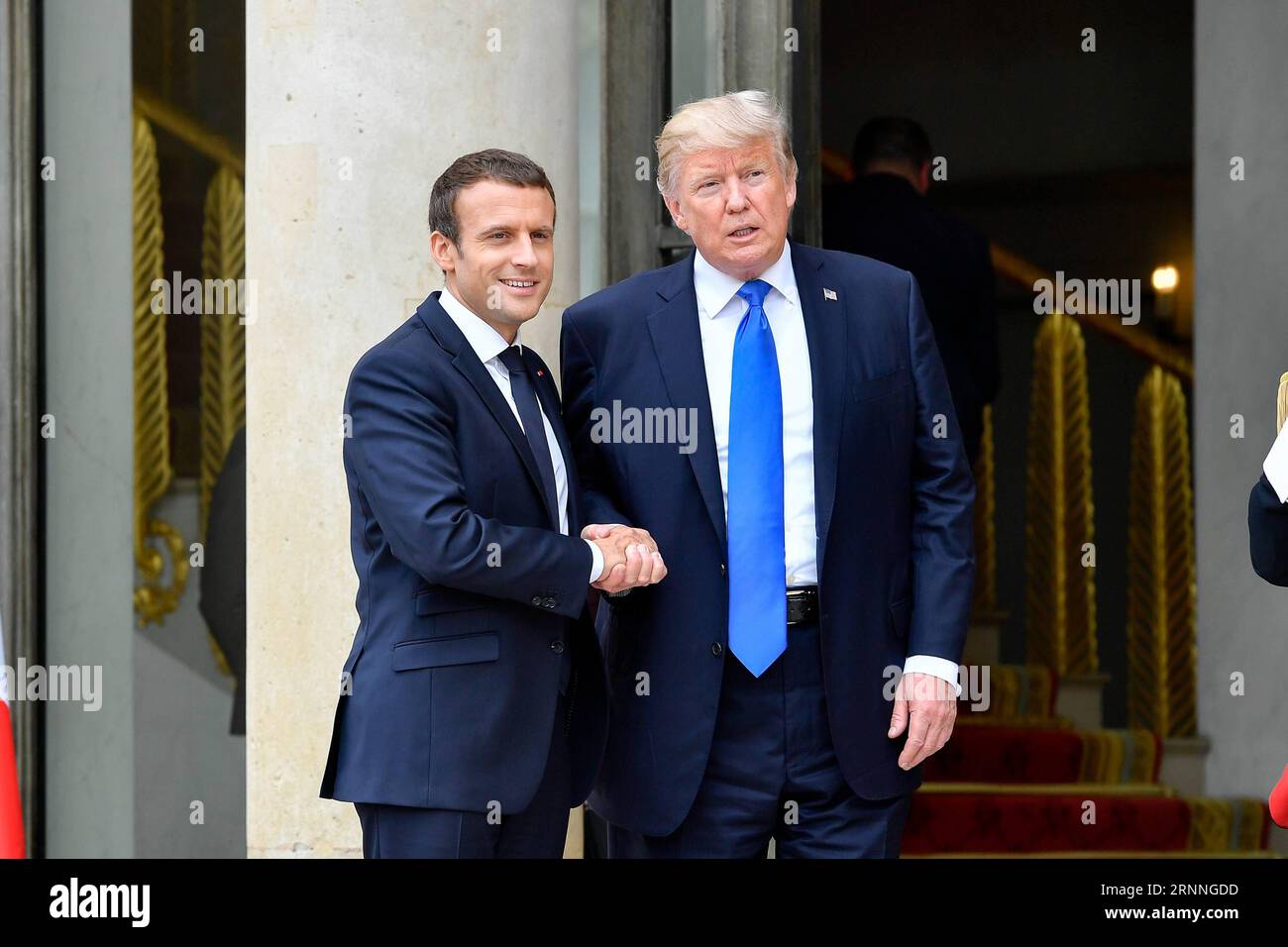 (170713) -- PARIS, July 13, 2017 -- French President Emmanuel Macron (L) shakes hands with U.S. President Donald Trump at the Elysees Palace in Paris, France, on July 13, 2017. U.S. President Donald Trump arrived in Paris on Thursday morning in a diplomatic move to soften divergence with France over climate change and trade liberalization by seeking common ground on security and fight against terrorism. ) FRANCE-PARIS-U.S.-PRESIDENT-TRUMP-VISIT ChenxYichen PUBLICATIONxNOTxINxCHN   170713 Paris July 13 2017 French President Emmanuel Macron l Shakes Hands With U S President Donald Trump AT The E Stock Photo