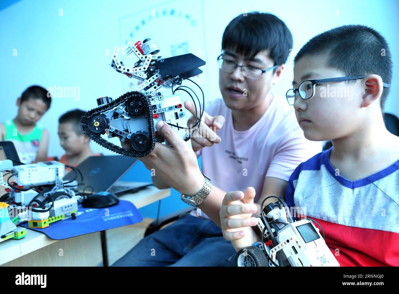 アン 170714) -- QINGDAO, July 14, 2017 -- Maker Diao Yimin (2nd R