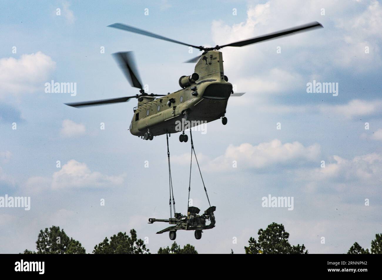 A CH-47 Chinook helicopter during an air assault and sling load operation on Aug. 22, 2023. (U.S. Army photo by Sgt. Lilliana Magoon Stock Photo