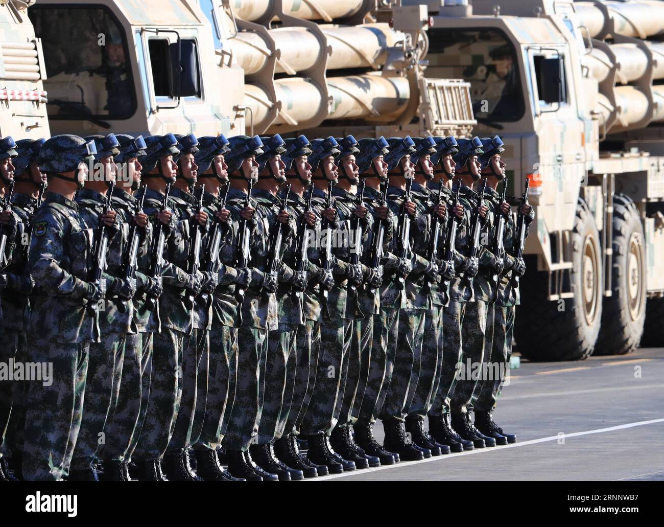 Chinese army pla military hi-res stock photography and images