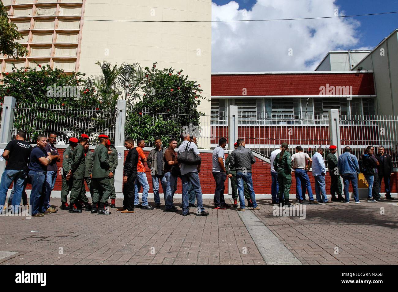(170731) -- CARACAS, July 31, 2017 -- Residents and members of the military wait to vote for the elections of the National Constituent Assembly (ANC) at a polling station in Caracas, Venezuela, on July 30, 2017. Venezuela s Vice President Tareck El Aissami said on Sunday that voting was proceeding smoothly, except for an isolated incident in Tachira state that authorities brought under control. Boris Vergara) (ma) (fnc) (yk) VENEZUELA-CARACAS-ANC-ELECTIONS e BorisxVergara PUBLICATIONxNOTxINxCHN   Caracas July 31 2017 Residents and Members of The Military Wait to VOTE for The Elections of The N Stock Photo