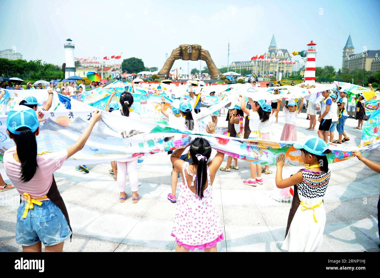 170806) -- QINGDAO, Aug. 6, 2017 -- Children present a 100-meter scroll  they painted in Qingdao, east China s Shandong Province, Aug. 5, 2017. More  than a hundred children participated in the