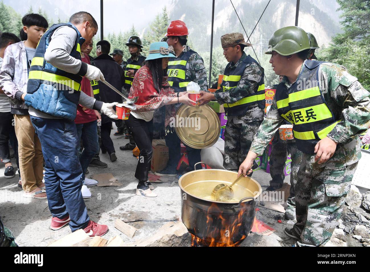 170809) -- JIUZHAIGOU, Aug. 9, 2017 -- Rescuers prepare food to