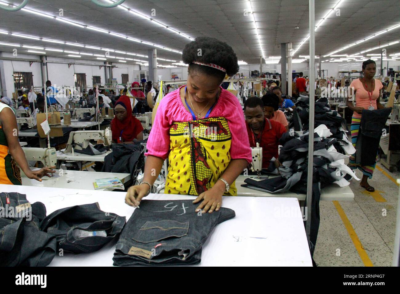 (170810) -- DAR ES SALAAM, Aug. 10, 2017 -- Photo taken on Aug. 7 shows local people working in Chinese-invested Tooku Garments Company Limited in Benjamin Mkapa Export Processing Zone in Dar es Salaam, Tanzania. Some 2,700 Tanzanians are employed by the Chinese garments manufacturing firm which started operations in February 2012 by building a sewing and washing factory with sewage treatment, a generator and other infrastructure. ) TANZANIA-DAR ES SALAAM-CHINESE FIRM LixSibo PUBLICATIONxNOTxINxCHN   dar it Salaam Aug 10 2017 Photo Taken ON Aug 7 Shows Local Celebrities Working in Chinese Inve Stock Photo
