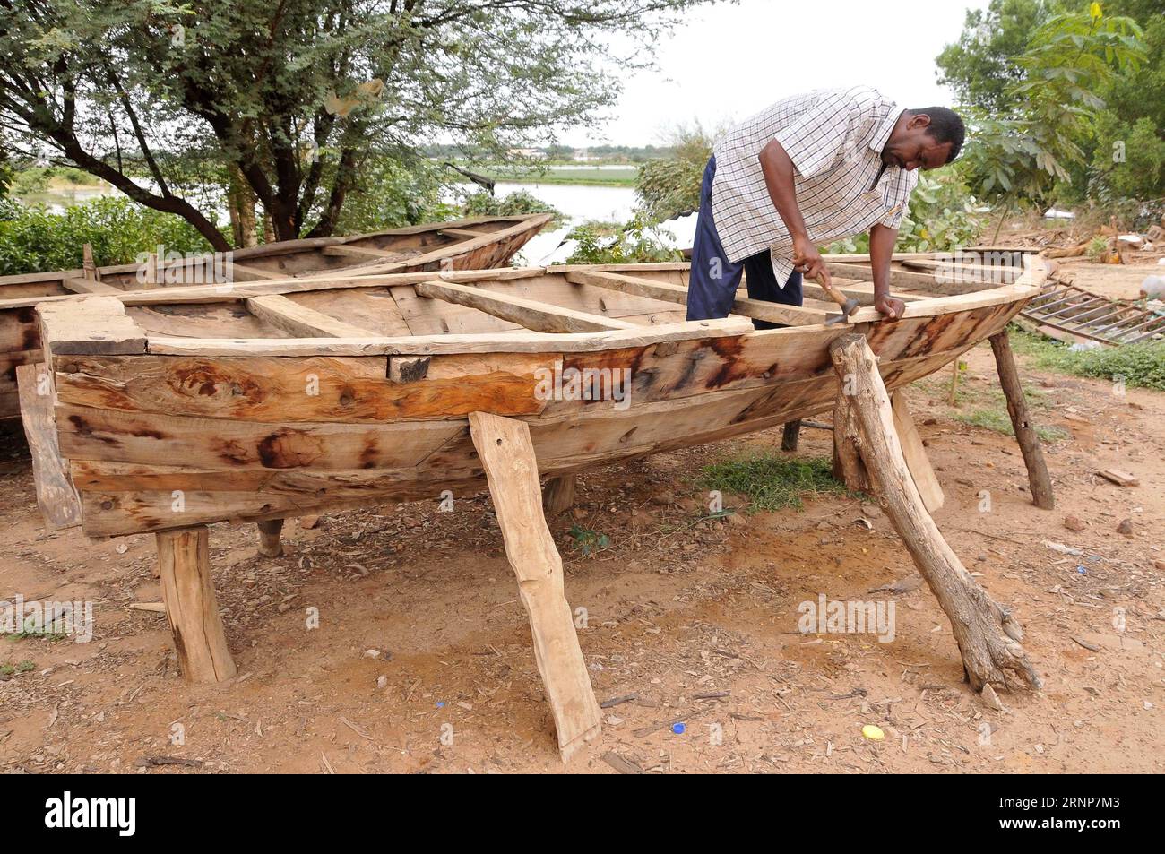 170814) &ndash; KHARTOUM, Aug. 14, 2017 &ndash; A man makes a wooden boat on 