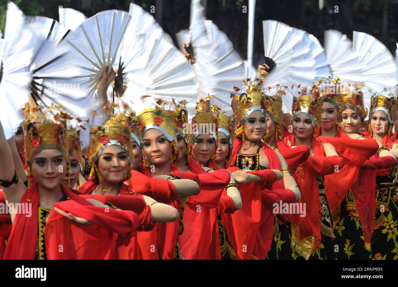 (170817) -- JAKARTA, Aug. 17, 2017 -- Dancers perform during the ...