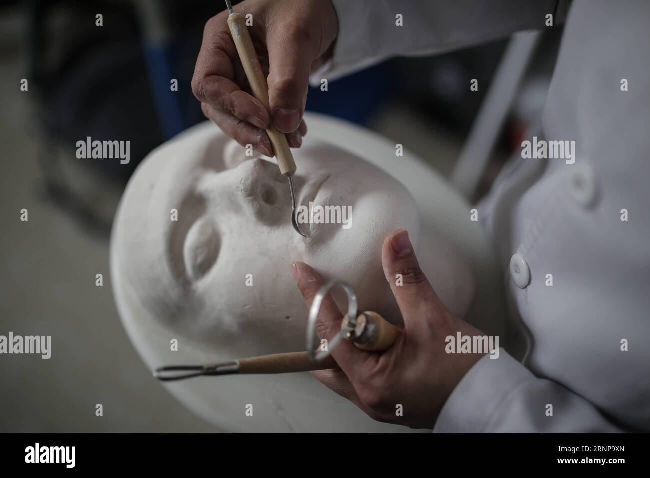 (170818) -- BOGOTA, Aug. 18, 2017 -- Doctor Yinna Martinez works on the plaster cast of a face at the Burn Unit of the Simon Bolivar Hospital in Bogota, capital of Colombia, on Aug. 17, 2017. According to local press, Martinez leads a project of special transparent masks for people who have suffered deep second degree burns in the face, as well as other plastic elements for various body parts. Jhon Paz) (da) (fnc)(gj) COLOMBIA-BOGOTA-HEALTH-EVENT e Jhonpaz PUBLICATIONxNOTxINxCHN   Bogota Aug 18 2017 Doctor  Martinez Works ON The Plaster Cast of a Face AT The Burn Unit of The Simon Bolivar Hosp Stock Photo