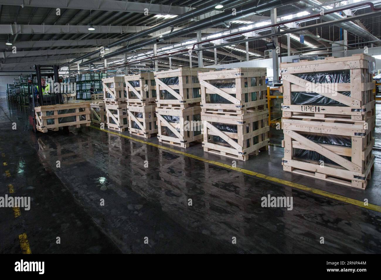 (170818) -- KALUGA, Aug. 18, 2017 -- A Russian worker works at an automobile-level float glass production line in the Russian factory of China s Fuyao Glass Industry Group Co. in Kaluga, Russia, July 18, 2017. Fuyao Group is a well-known Chinese enterprise that specializes in producing automobile safety glass and industrial technological glass. Fuyao invested in 2011 some 200 million U.S. dollars to build automobile-level float glass production lines in Kaluga. ) (gj) RUSSIA-KALUGA-CHINA-FUYAO GLASS GROUP-RUSSIAN FACTORY WuxZhuang PUBLICATIONxNOTxINxCHN   Kaluga Aug 18 2017 a Russian Worker Wo Stock Photo