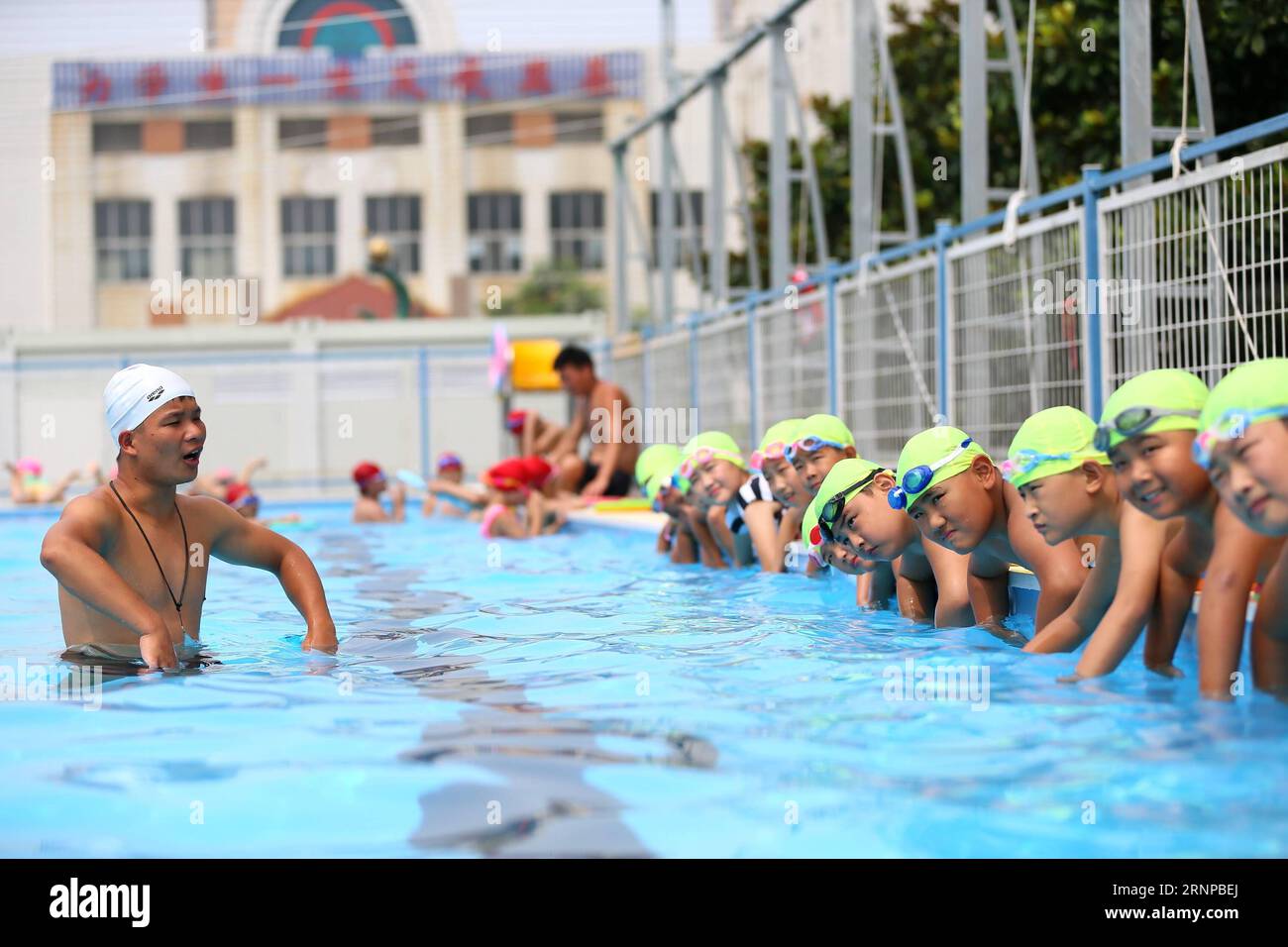 (170821) -- QINGDAO, Aug. 21, 2017 -- Students attend swimming class at No. 4 experimental primary school in Jimo City, east China s Shandong Province, Aug. 21, 2017. A 25-meter-long and 15-meter-wide mobile swimming pool was installed here during summer vacation for students learning swimming for free. )(wsw) CHINA-QINGDAO-MOBILE SWIMMING POOL-SWIMMING CLASS (CN) LiangxXiaopeng PUBLICATIONxNOTxINxCHN   Qingdao Aug 21 2017 Students attend Swimming Class AT No 4 Experimental Primary School in JIMO City East China S Shan Dong Province Aug 21 2017 a 25 Metres Long and 15 Metres Wide Mobile Swimmi Stock Photo