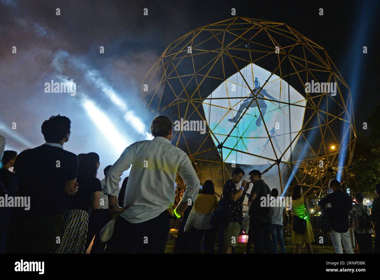 170824) -- SINGAPORE, Aug. 24, 2017 -- People visit the Night Fesival in  Singapore on Aug. 23, 2017. The nine-day, 10th Night Festival was opened on  Aug. 18. ) (hy) SINGAPORE-CULTURE-NIGHT FESTIVAL