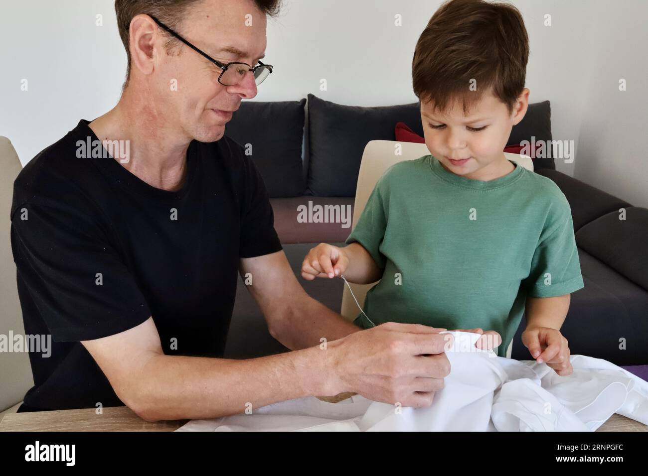How to hand sew a button hi-res stock photography and images - Alamy