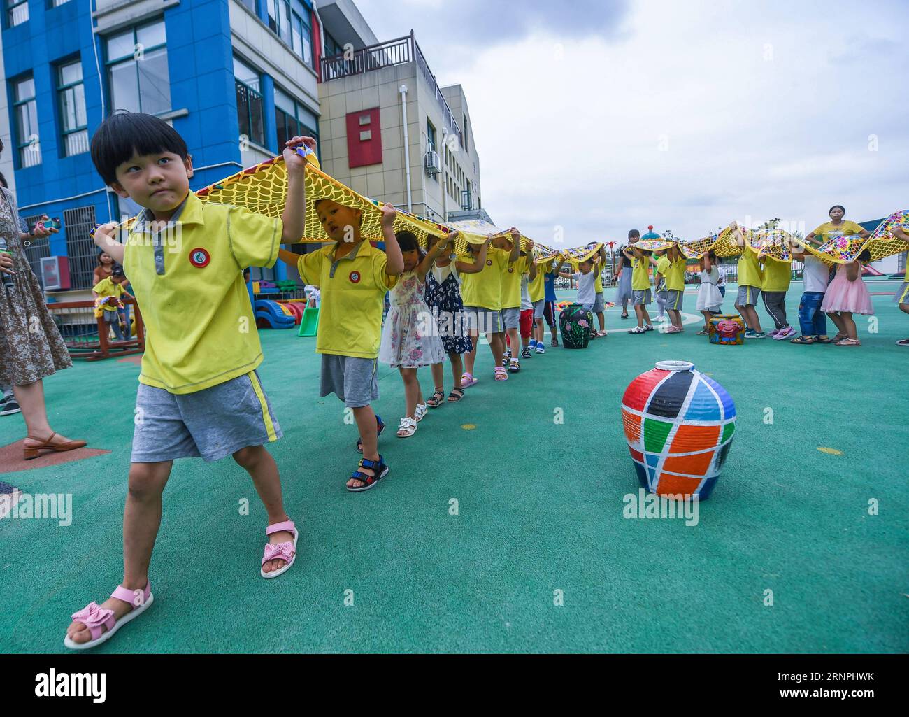 (170830) -- CHANGXING, Aug. 30, 2017 -- Children of the Development Zone Central Kindergarten take part in a fun sport activity at the Sanhe Bay Wetland Park in Changxing County, east China s Zhejiang Province, Aug. 30, 2017. It is the first day of this semester and kindergarden here specially opened a class to teach children traditional cultures and carry out fun sport activities. ) (lfj) CHINA-ZHEJIANG-CHILDREN-CLASS (CN) XuxYu PUBLICATIONxNOTxINxCHN   Chang Xing Aug 30 2017 Children of The Development Zone Central Kindergarten Take Part in a Fun Sports Activity AT The Sanhe Bay Wetland Park Stock Photo