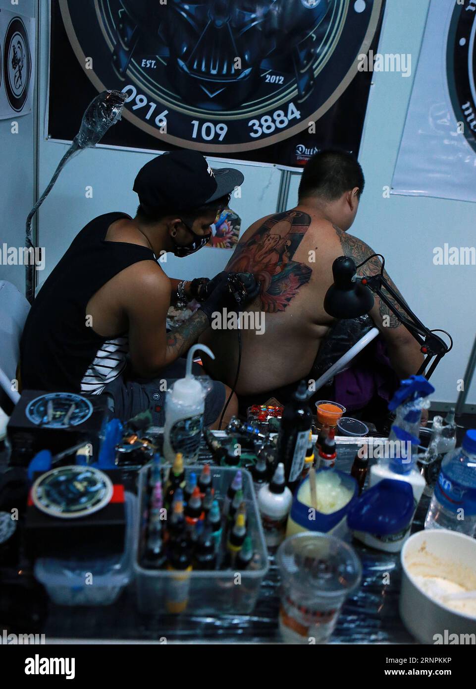 (170901) PASAY CITY, Sept. 1, 2017 An artist tattoos a customer
