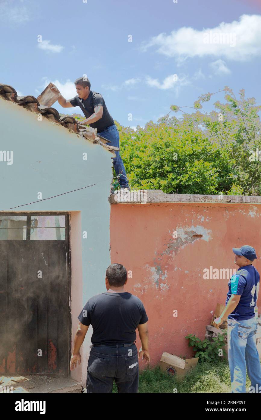 (170910) -- JUCHITAN (MEXICO), Sept. 10, 2017 -- Local residents remove debris after an earthquake hit in Juchitan, Oaxaca state, Mexico, Sept. 9, 2017. A powerful earthquake measuring 8.2 on the Richter scale struck off Mexico s southern coast late Thursday night, killing 90 people. ) MEXICO-OAXACA-JUCHITAN-EARTHQUAKE DanxHang PUBLICATIONxNOTxINxCHN Stock Photo