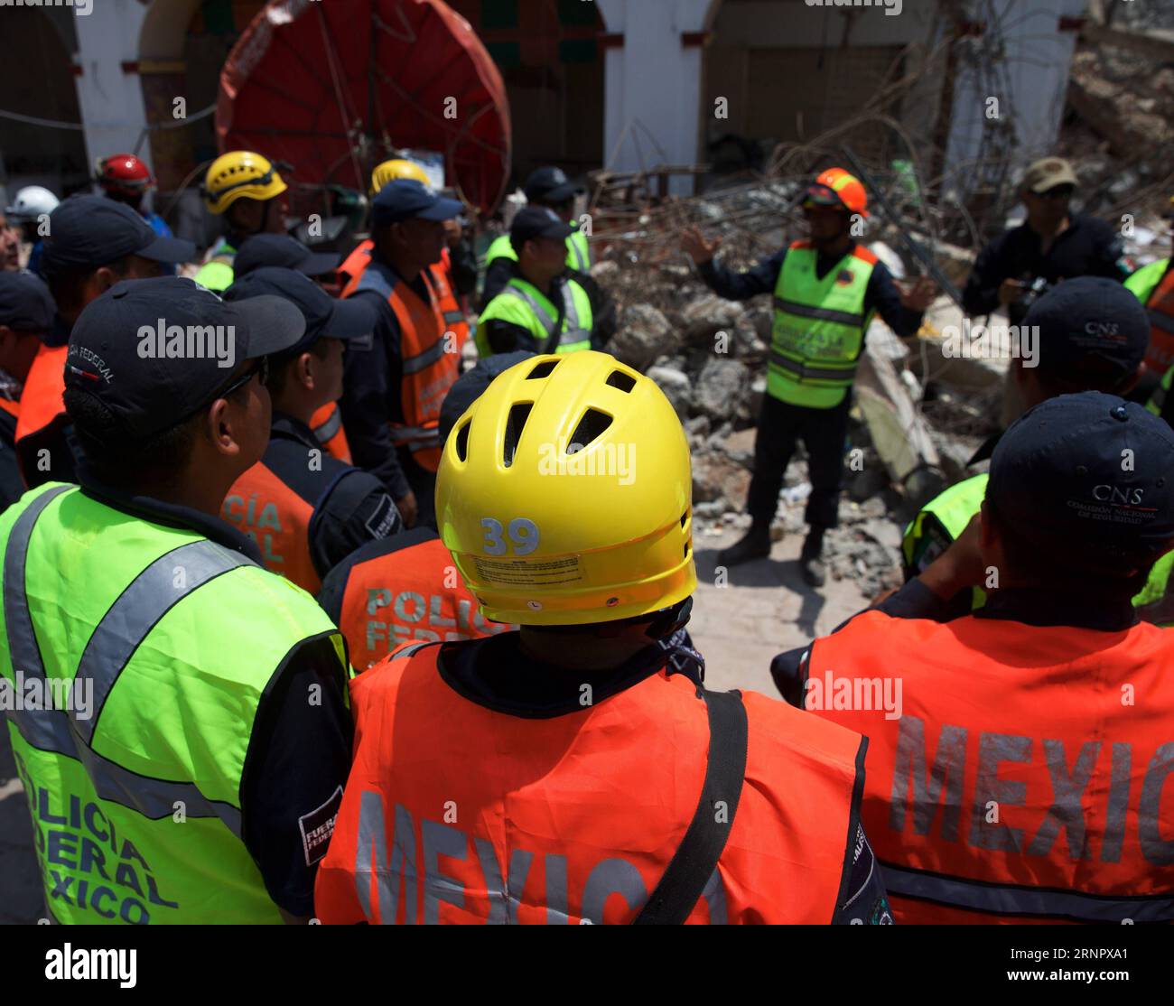 (170910) -- JUCHITAN (MEXICO), Sept. 10, 2017 -- Rescue workers wait to enter a searching zone after an earthquake hit in Juchitan, Oaxaca state, Mexico, Sept. 9, 2017. A powerful earthquake measuring 8.2 on the Richter scale struck off Mexico s southern coast late Thursday night, killing 90 people. ) MEXICO-OAXACA-JUCHITAN-EARTHQUAKE DanxHang PUBLICATIONxNOTxINxCHN Stock Photo
