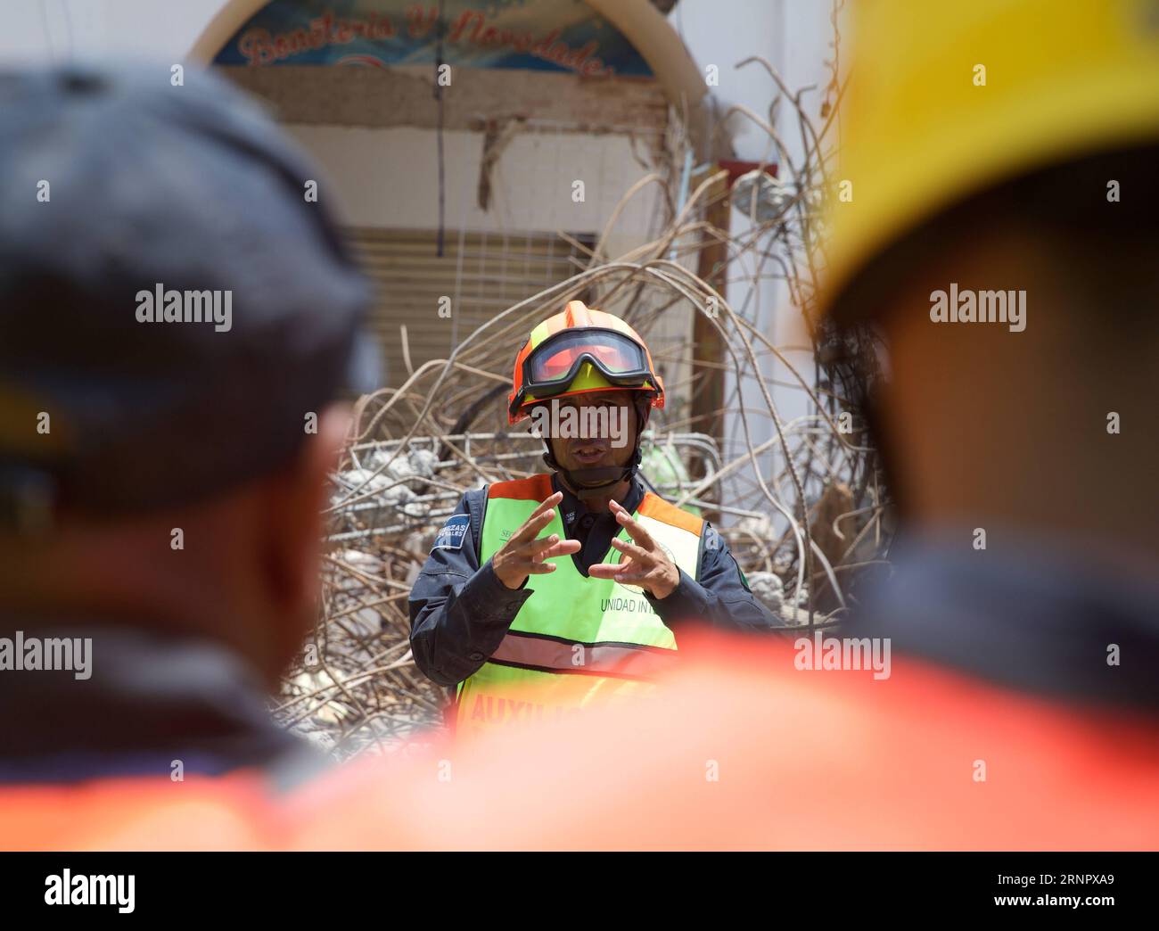 (170910) -- JUCHITAN (MEXICO), Sept. 10, 2017 -- Rescue workers wait to enter a searching zone after an earthquake hit in Juchitan, Oaxaca state, Mexico, Sept. 9, 2017. A powerful earthquake measuring 8.2 on the Richter scale struck off Mexico s southern coast late Thursday night, killing 90 people. ) MEXICO-OAXACA-JUCHITAN-EARTHQUAKE DanxHang PUBLICATIONxNOTxINxCHN Stock Photo
