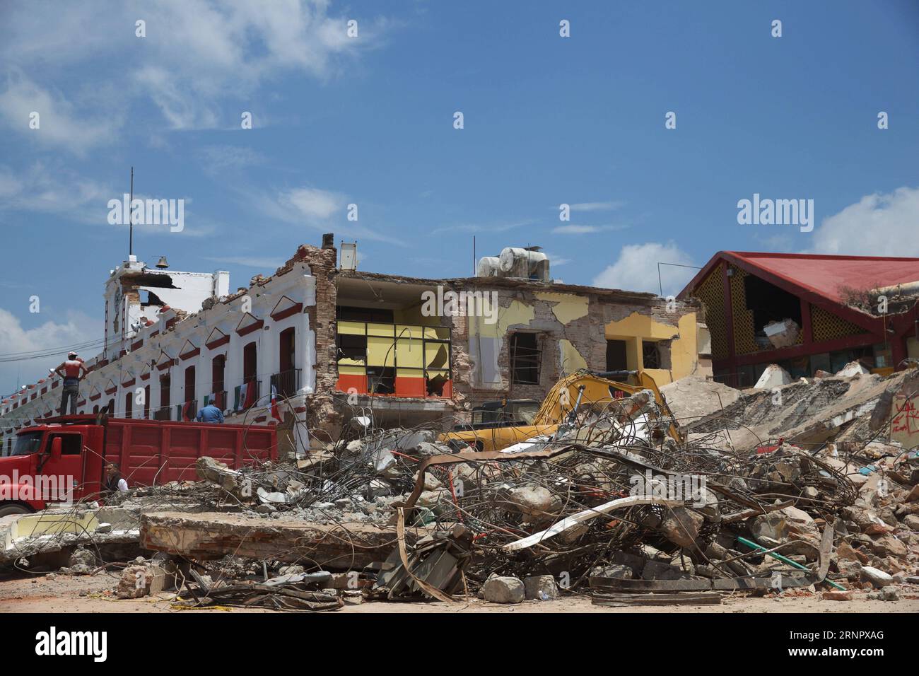(170910) -- JUCHITAN (MEXICO), Sept. 10, 2017 -- A building collapse site is seen after an earthquake hit in Juchitan, Oaxaca state, Mexico, Sept. 9, 2017. A powerful earthquake measuring 8.2 on the Richter scale struck off Mexico s southern coast late Thursday night, killing 90 people. ) MEXICO-OAXACA-JUCHITAN-EARTHQUAKE DanxHang PUBLICATIONxNOTxINxCHN Stock Photo
