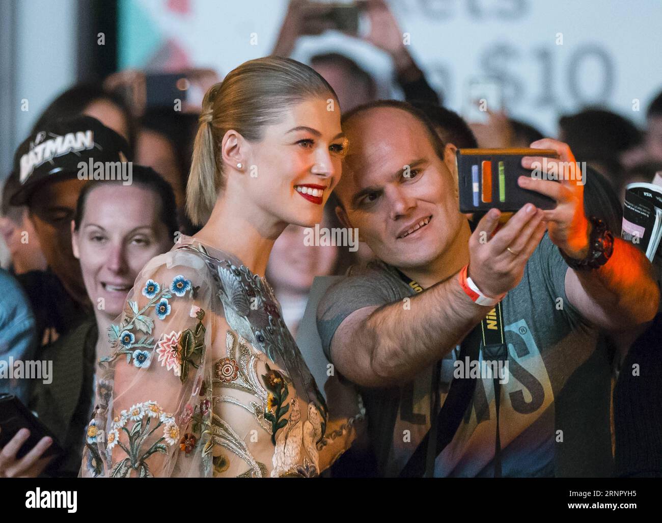 (170912) -- TORONTO, Sept. 12, 2017 -- Actress Rosamund Pike (L) poses for photos with a fan before the premiere of film Hostiles at Princess of Wales Theatre during the 2017 Toronto International Film Festival in Toronto, Canada, Sept. 11, 2017. ) (yy) ZouxZheng PUBLICATIONxNOTxINxCHN Stock Photo