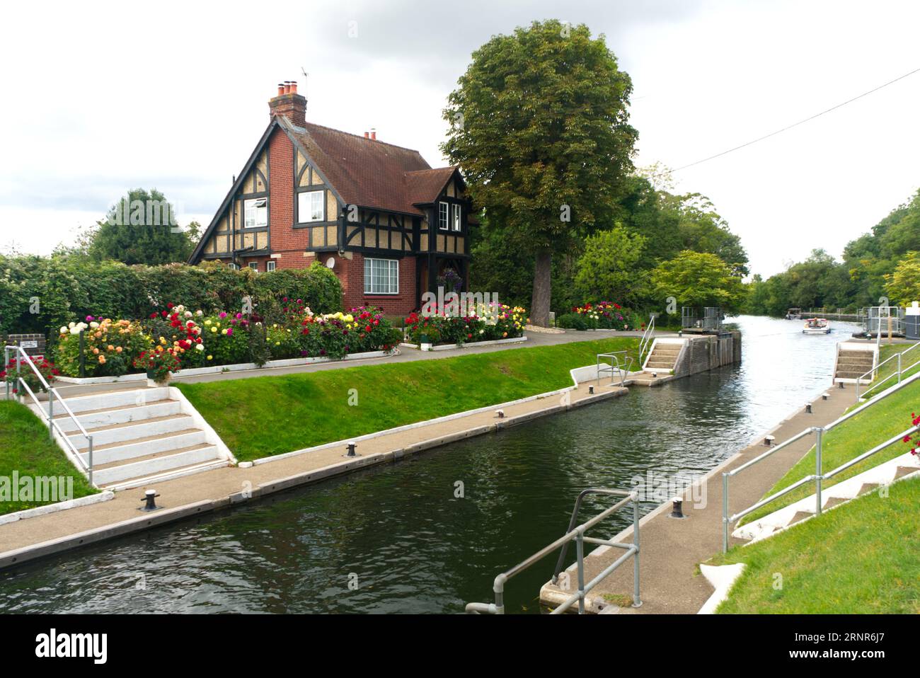 Bray Lock and Lock Keeper's Cottage on the River Thames at Bray, Berkshire. Stock Photo