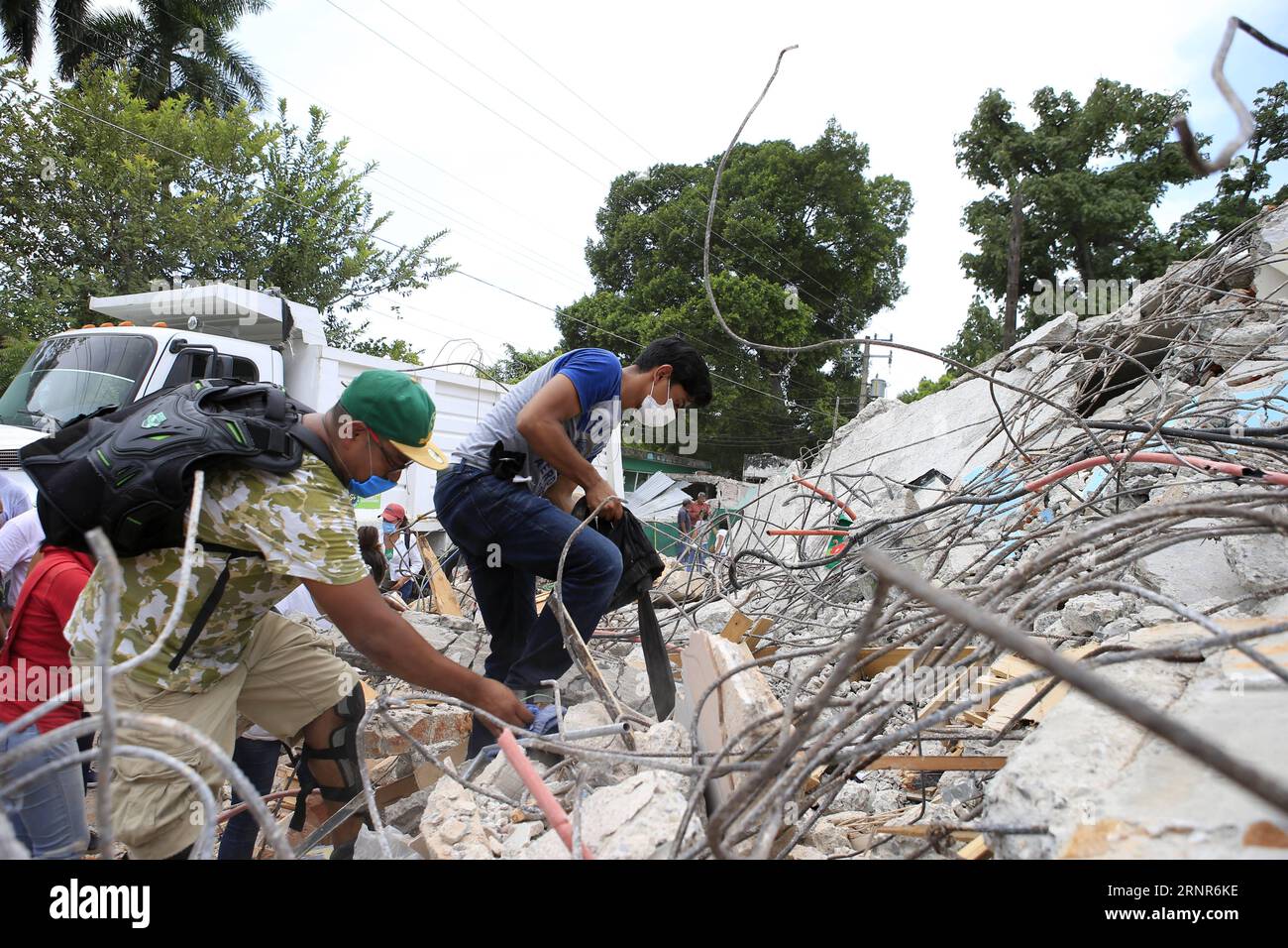 (170920) -- MORELOS (MEXICO), Sept. 20, 2017 -- Volunteers remove debris of a collapsed building in Jojutla, state of Morelos, Mexico, on Sept. 20, 2017. Mexico s President Enrique Pena Nieto decreed three days of national mourning on Wednesday for the victims of the powerful quake that killed over 200 people and toppled buildings in central Mexico on Tuesday. Armando Solis) (ma) (vf) MEXICO-MORELOS-EARTHQUAKE MarioxDiaz PUBLICATIONxNOTxINxCHN Stock Photo