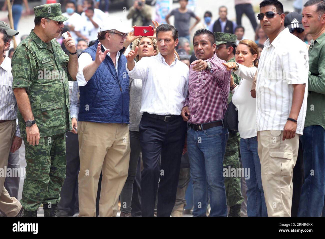 (170920) -- MORELOS (MEXICO), Sept. 20, 2017 -- Mexican President Enrique Pena Nieto (C) inspects the rescue work in Jojutla, state of Morelos, Mexico, on Sept. 20, 2017. Mexico s President Enrique Pena Nieto decreed three days of national mourning on Wednesday for the victims of the powerful quake that killed over 200 people and toppled buildings in central Mexico on Tuesday. ) (ma) (vf) MEXICO-MORELOS-EARTHQUAKE ArmandoxSolis PUBLICATIONxNOTxINxCHN Stock Photo