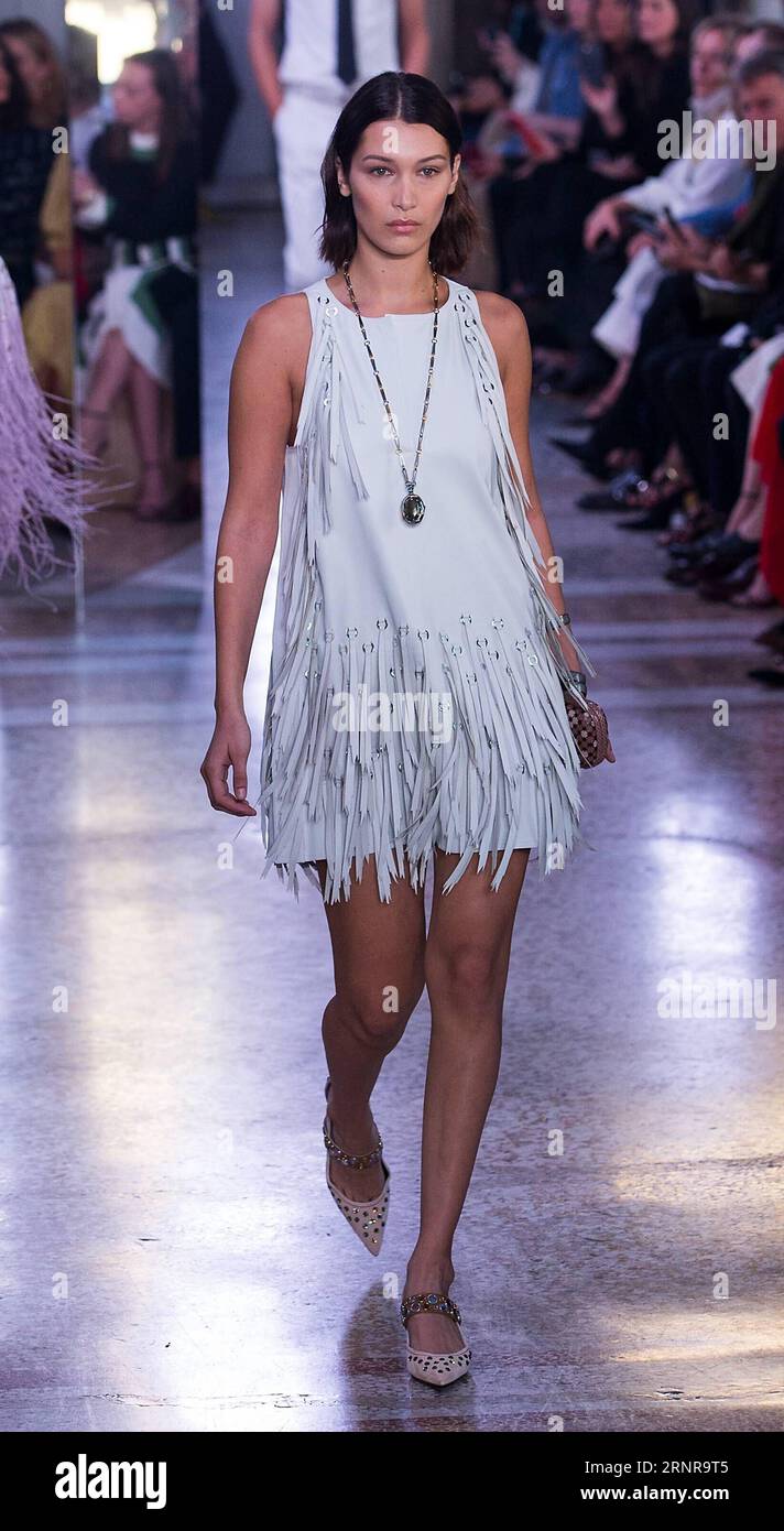 Bella mode hi-res stock photography and images - Alamy