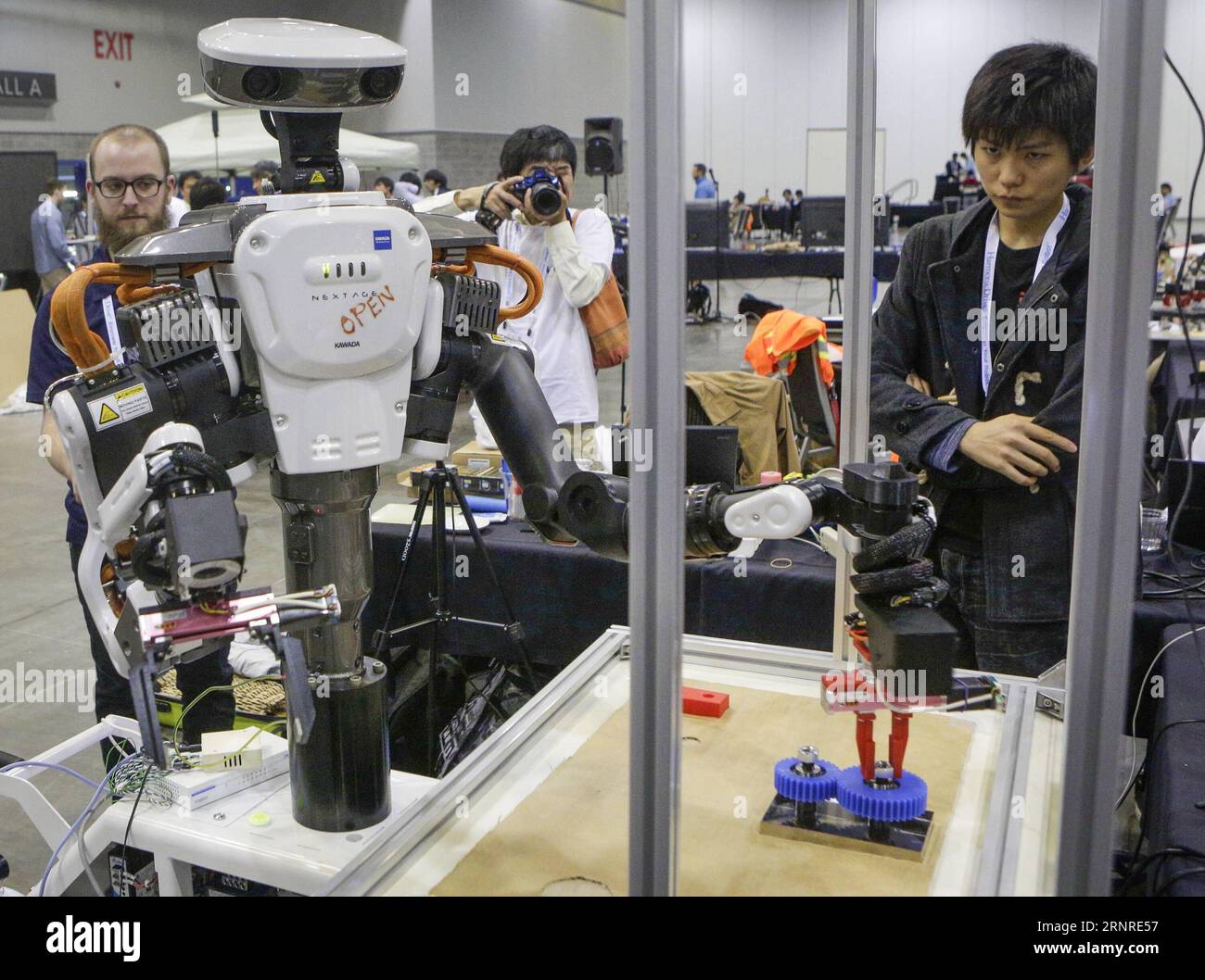 (170927) -- VANCOUVER, Sept. 27, 2017 -- People watch the robotic hands, grasping and manipulation competition at the 30th International Conference on Intelligent Robots and Systems in Vancouver, Canada, Sept. 26, 2017. The five-day conference themed Friendly People, Friendly Robots kicked off on Tuesday, with 54 companies showcasing their latest robotic technology. ) (yk) CANADA-VANCOUVER-ROBOT CONFERENCE Liangxsen PUBLICATIONxNOTxINxCHN Stock Photo
