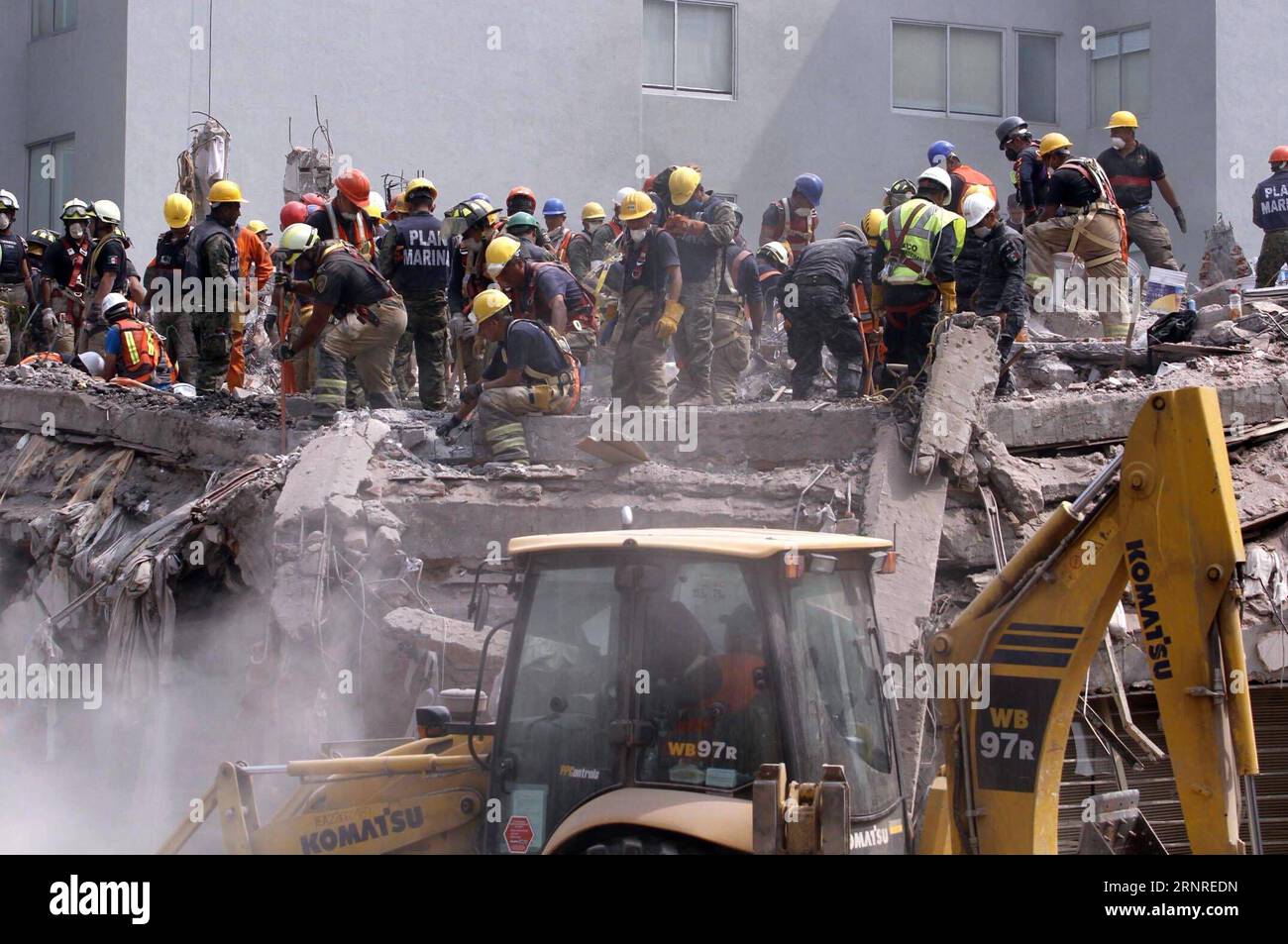 70926046. Mexico, 26 Sep. 2017 (Notimex-Francisco Garcia).- Continuan las labores de rescate en el edificio que colapso, ubicado en las calle de Escocia y Gabriel Mancera, a una semana del temblor que sacudio la Ciudad de Mexico. NOTIMEX/FOTO/FRANCISCO GARCÍA/FGV/DIS/SISMO17 MEXICO-EARTHQUAKE-DEATH TOLL FRANCISCOxGARCIA PUBLICATIONxNOTxINxCHN NTX03002000 Stock Photo