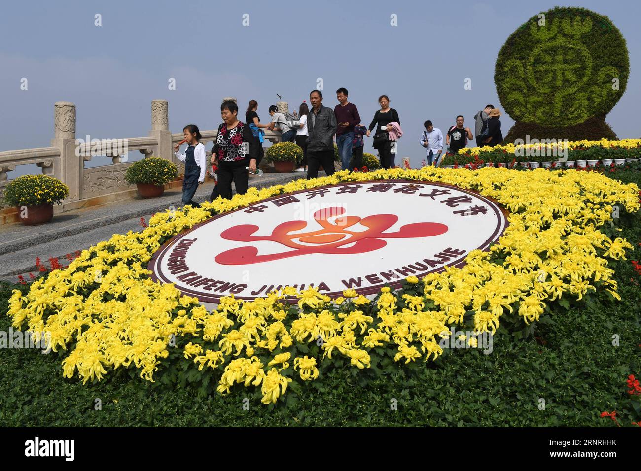 (171002) -- ZHENGZHOU, Oct. 2, 2017 -- Visitors view chrysanthemums in Kaifeng, central China s Henan Province, Oct. 2, 2017. Over two million pots of chrysanthemum in the city have bloomed recently. ) (wf) CHINA-HENAN-CHRYSANTHEMUM (CN) ZhuxXiang PUBLICATIONxNOTxINxCHN Stock Photo