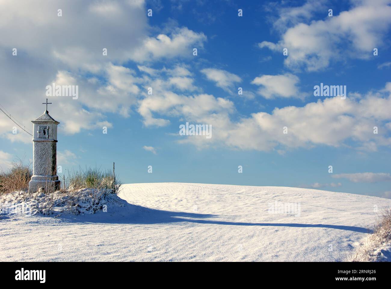 piccola edicola votiva di campagna nella neve Stock Photo