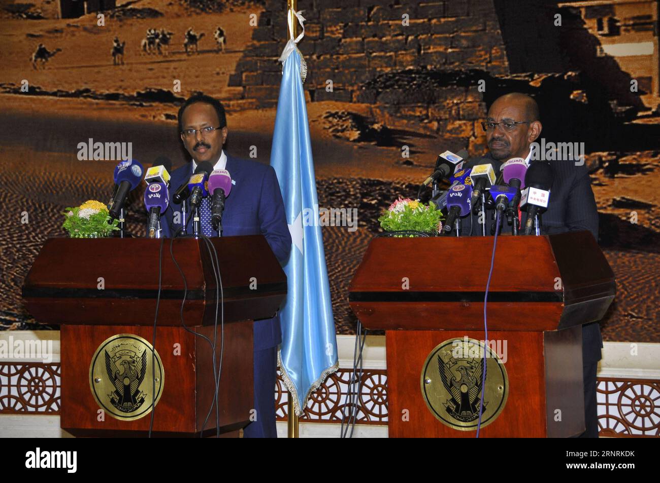 (171005) -- KHARTOUM, Oct. 5, 2017 -- Sudanese President Omar al-Bashir (R)?and his Somali counterpart Mohamed Abdullahi Mohamed attend a joint press conference in Khartoum, capital of Sudan, on Oct. 5, 2017. Omar al-Bashir said on Thursday that his country would exert utmost efforts for peace and stability in Somalia. The President made the remarks at the joint press conference after a meeting with Mohamed Abdullahi Mohamed in the capital. ) SUDAN-KHARTOUM-PRESIDENT-SOMALI PRESIDENT-EFFORTS FOR PEACE AND STABILITY IN SOMALIA Mohamed?Khidir PUBLICATIONxNOTxINxCHN Stock Photo