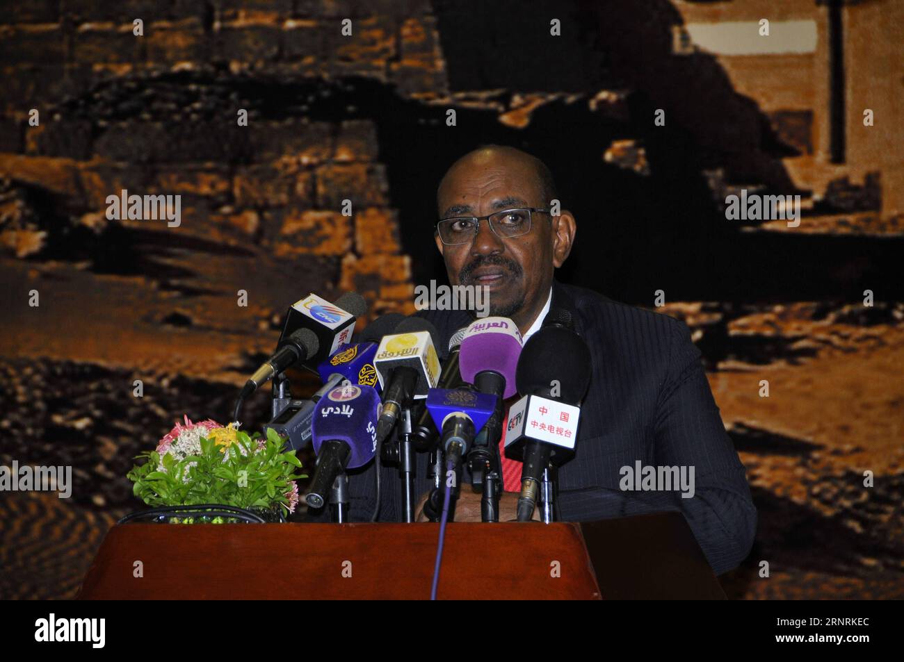 (171005) -- KHARTOUM, Oct. 5, 2017 -- Sudanese President Omar al-Bashir speaks during a joint press conference with his Somali counterpart Mohamed Abdullahi Mohamed (not seen in picture) in Khartoum, capital of Sudan, on Oct. 5, 2017. Omar al-Bashir said on Thursday that his country would exert utmost efforts for peace and stability in Somalia. The President made the remarks at a joint press conference after a meeting with Mohamed Abdullahi Mohamed in the capital. ) SUDAN-KHARTOUM-PRESIDENT-SOMALI PRESIDENT-EFFORTS FOR PEACE AND STABILITY IN SOMALIA Mohamed?Khidir PUBLICATIONxNOTxINxCHN Stock Photo