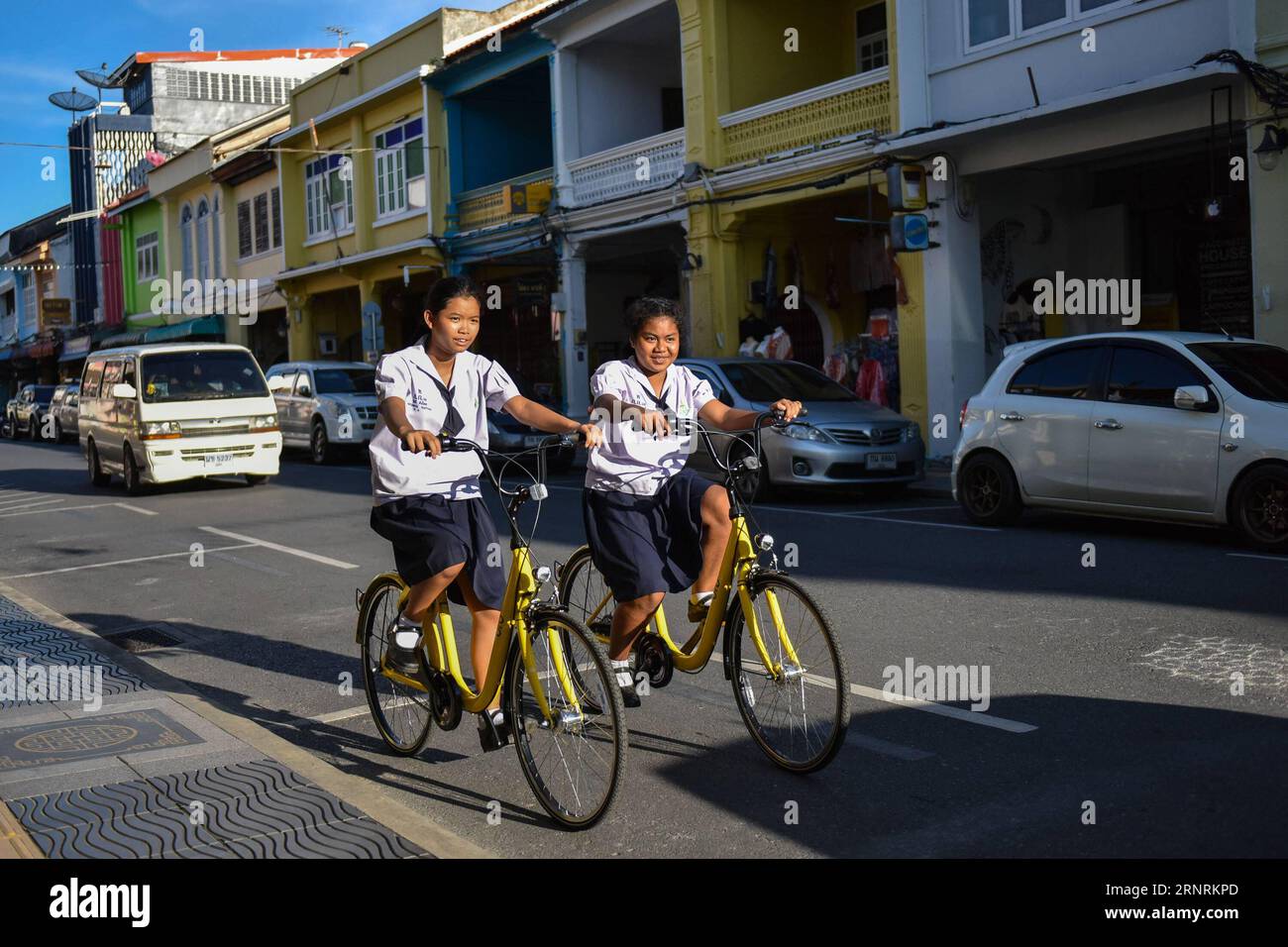 (171007) -- PHUKET, Oct. 7, 2017 -- Local students ride ofo sharing-bikes at a commercial area in Phuket, Thailand, Oct. 5, 2017. China s dock-less bike-sharing company ofo provided more than 1,000 bikes in Phuket s key locations in late September and offered a 1-month free trial without deposit fee. Now the bike-sharing service has benefited local residents and tourists. Ofo s regular service fee will be charged at 5 Baht per 30 minutes usage, with a deposit fee of 99 Baht. )(zhf) THAILAND-PHUKET-CHINA-BIKE-SHARING-OFO LixMangmang PUBLICATIONxNOTxINxCHN Stock Photo