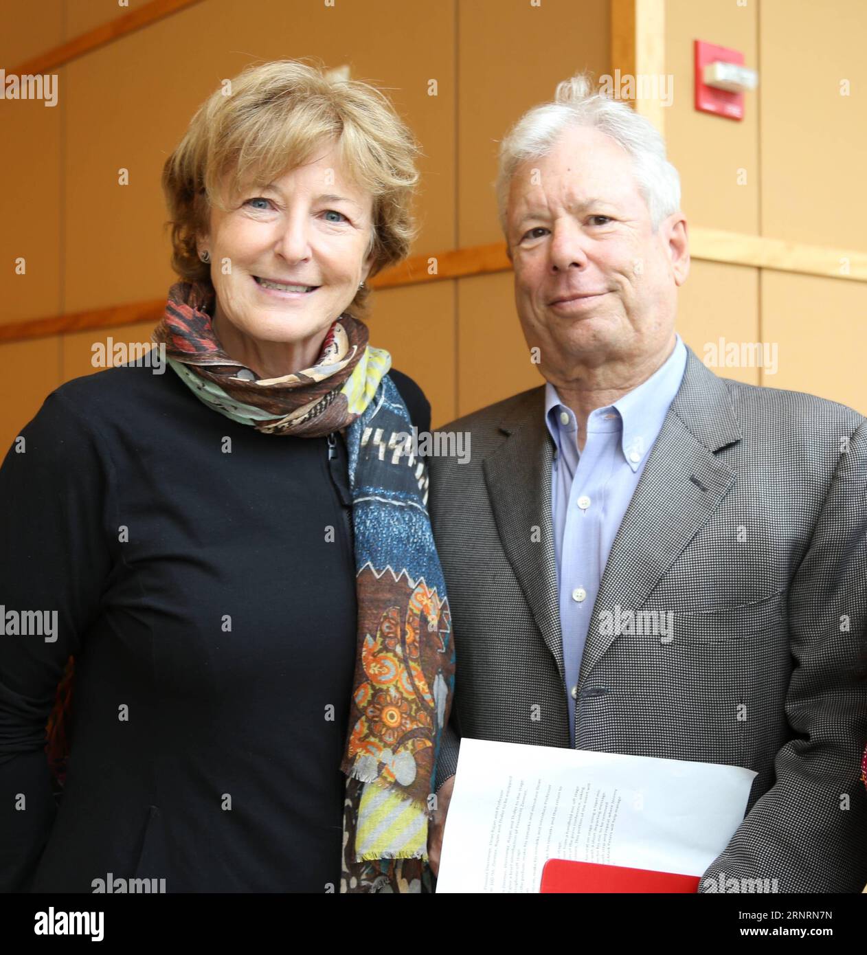 Themen der Woche (171009) -- CHICAGO, Oct. 9, 2017 -- Richard H. Thaler (R), 2017 Nobel Prize winner in Economics, poses for photos with his wife during a press conference at University of Chicago Booth School of Business in Chicago, the United States, on Oct. 9, 2017. The 2017 Nobel Prize in Economics was awarded to Richard H. Thaler for his contributions to behavioural economics, announced the Royal Swedish Academy of Sciences on Monday. ) U.S.-CHICAGO-NOBEL PRIZE IN ECONOMICS-RICHARD H. THALER-PRESS CONFERENCE WangxQiang PUBLICATIONxNOTxINxCHN Stock Photo