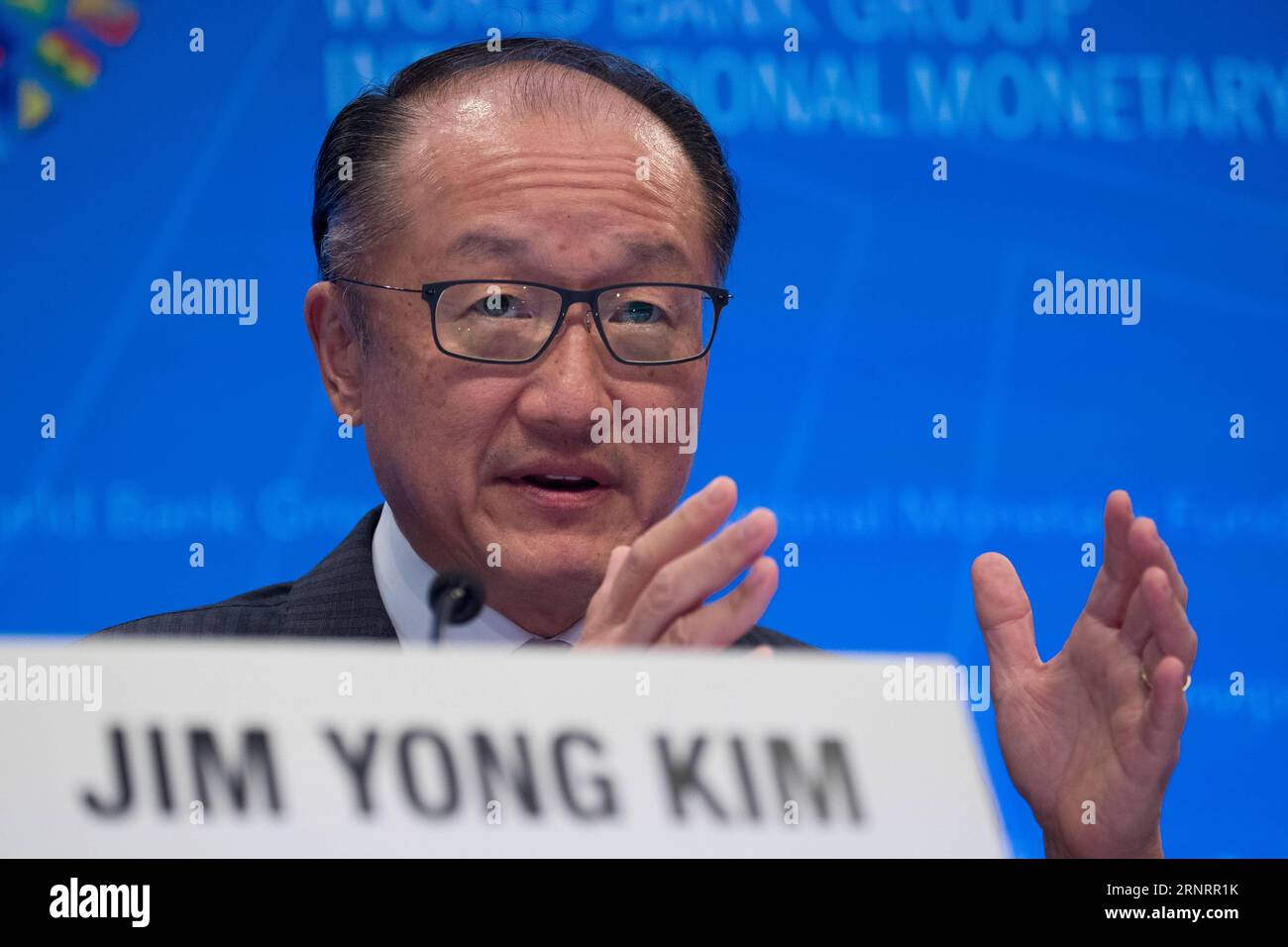 Jahrestagung von IWF und Weltbank in Washington (171012) -- WASHINGTON, Oct. 12, 2017 -- World Bank President Jim Yong Kim attends a press conference of the 2017 International Monetary Fund and World Bank annual meetings in Washington D.C., the United States, on Oct. 12, 2017. World Bank President Jim Yong Kim said on Thursday that China s effort to help 800 million people out of poverty is historic. ) U.S.-WASHINGTON D.C.-WORLD BANK-PRESIDENT-CHINA-POVERTY REDUCTION EFFORT TingxShen PUBLICATIONxNOTxINxCHN Stock Photo