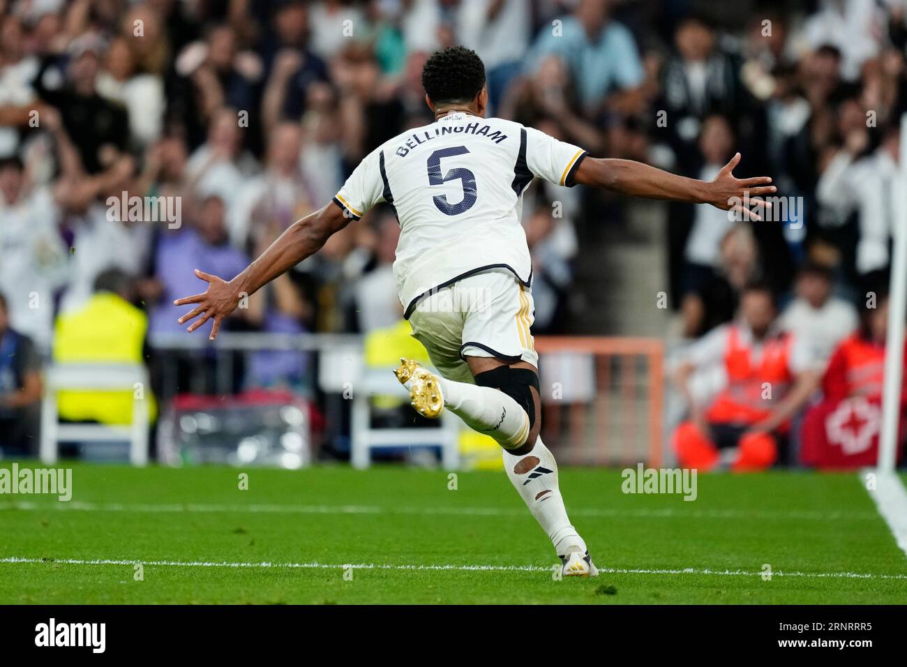 Express Futbol on X: ✨️ LA POSTAL en el remodelado Santiago Bernabéu. Jude  Bellingham (20🏴󠁧󠁢󠁥󠁮󠁧󠁿) le da el triunfo agónico al Real Madrid  sobre Getafe (2-1) ✔️Un fichaje para una década para