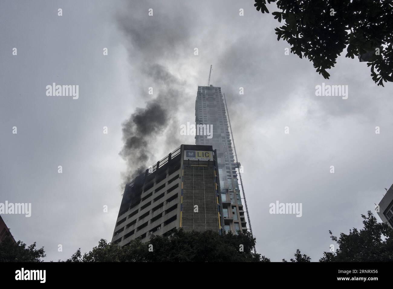(171019) -- KOLKATA, Oct. 19, 2017 -- Smoke rises from a commercial building where a fire brke out in central Kolkata, India, Oct. 19, 2017. A major fire broke out at a highrise office building in the eastern Indian city of Kolkata on Thursday, officials said. ) (srb) INDIA-KOLKATA-FIRE ACCIDENT TumpaxMondal PUBLICATIONxNOTxINxCHN Stock Photo