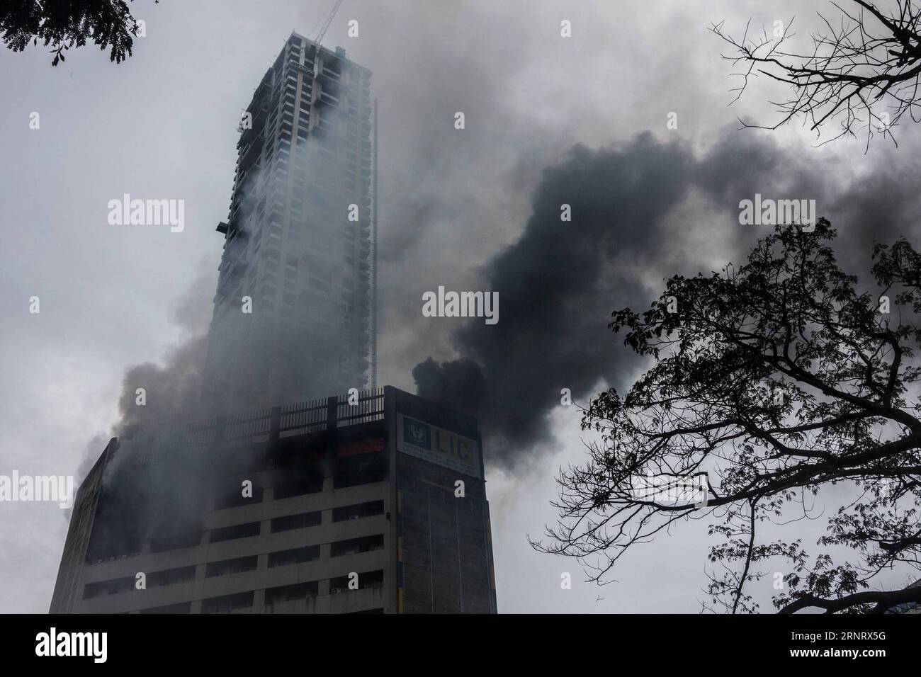 (171019) -- KOLKATA, Oct. 19, 2017 --Smoke rises from a commercial building where a fire brke out in central Kolkata, India, Oct. 19, 2017. A major fire broke out at a highrise office building in the eastern Indian city of Kolkata on Thursday, officials said. ) (srb) INDIA-KOLKATA-FIRE ACCIDENT TumpaxMondal PUBLICATIONxNOTxINxCHN Stock Photo