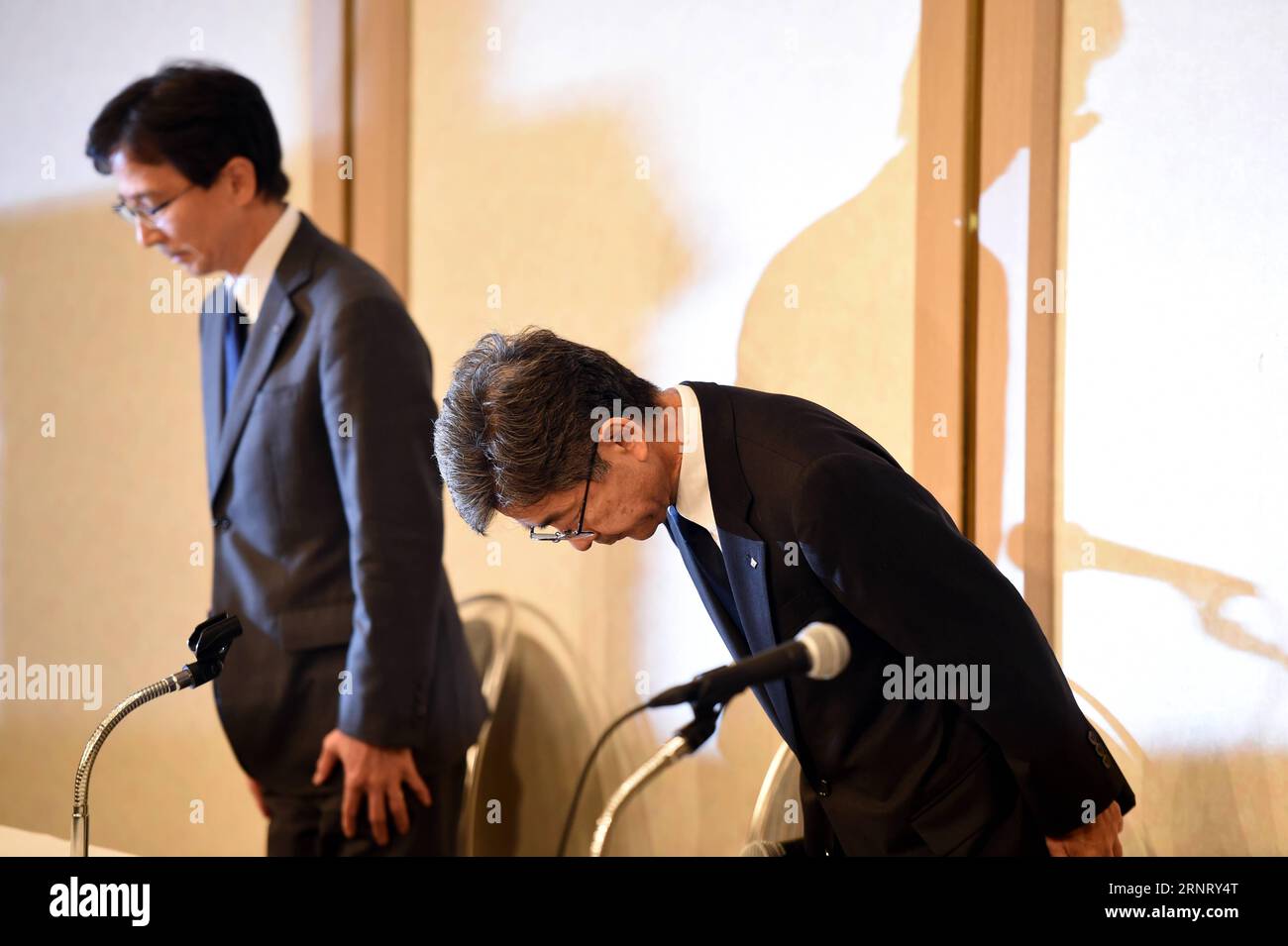 (171021) -- TOKYO, Oct. 21, 2017 -- Kobe Steel Executive Vice President Naoto Umehara (R) bows during a press conference in Tokyo, Japan, Oct. 20, 2017. Kobe Steel Ltd. told a press conference on Friday that more of its products were found with fabricated data and some of its employees at managerial positions were found involved in cover-up of the misconduct. ) (djj) JAPAN-TOKYO-KOBE STEEL MaxPing PUBLICATIONxNOTxINxCHN Stock Photo