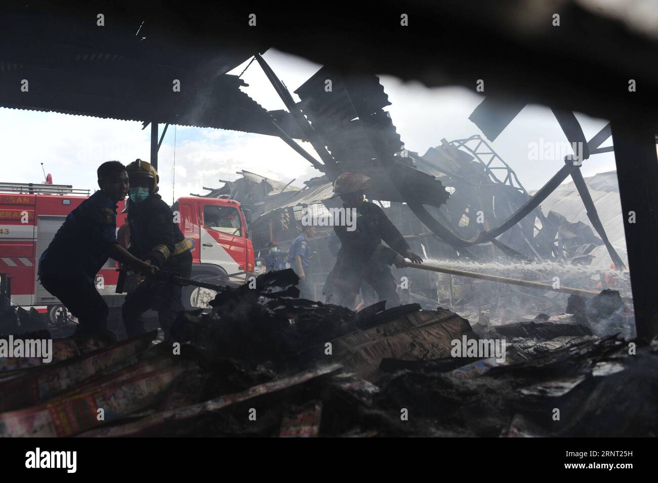 (171026) -- TANGERANG, Oct. 26, 2017 -- Firefighters work at the site of the explosion in a fireworks factory in Tangerang, Banten Province, Indonesia, Oct, 26. 2017. The number of casualties in a fireworks factory fire in Tangerang city near the Indonesian capital rose to 47 and 46 others were also injured, an official said. ) (zf) INDONESIA-TANGERANG-FIREWORKS FACTORY-EXPLOSION Zulkarnain PUBLICATIONxNOTxINxCHN Stock Photo