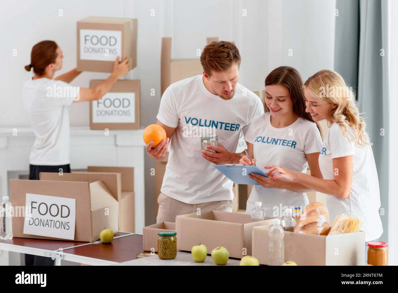 Volunteers prepare food people hi-res stock photography and images - Alamy